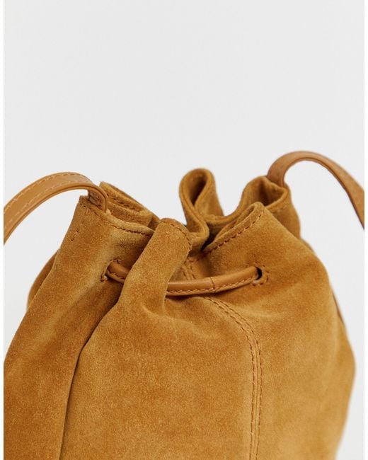 COMPLIMENTARY: Small bucket-bag in tan suede