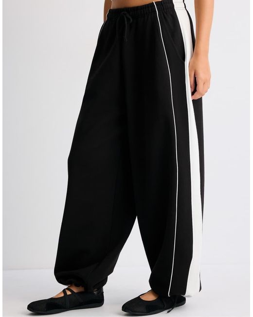 Joggers di Stradivarius in Black
