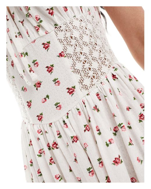 Robe longue imprimée à buste froncé et encolure carrée avec empiècements en dentelle - rose ASOS en coloris White