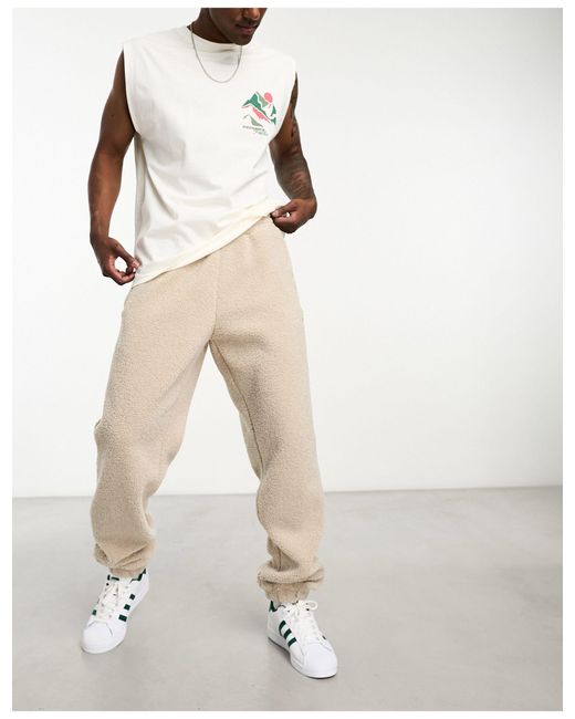 Adidas Originals – premium essential – jogginghose aus teddy-fleece in Natural für Herren