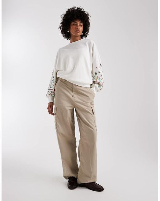 Maglione Girocollo Con Dettagli Floreali Sulle Maniche di ONLY in Natural