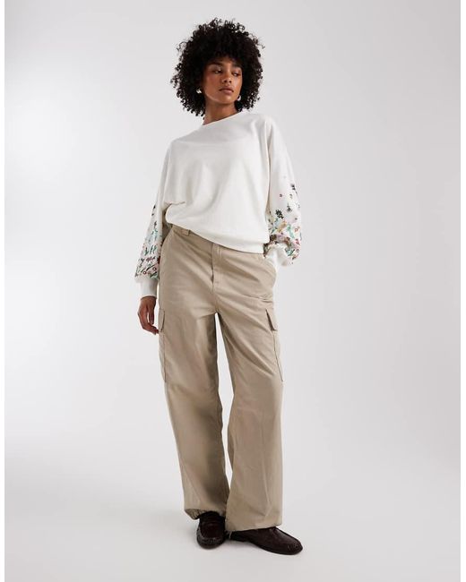 ONLY Trui Met Ronde Hals En Bloemenprint Op De Mouwen in het Natural