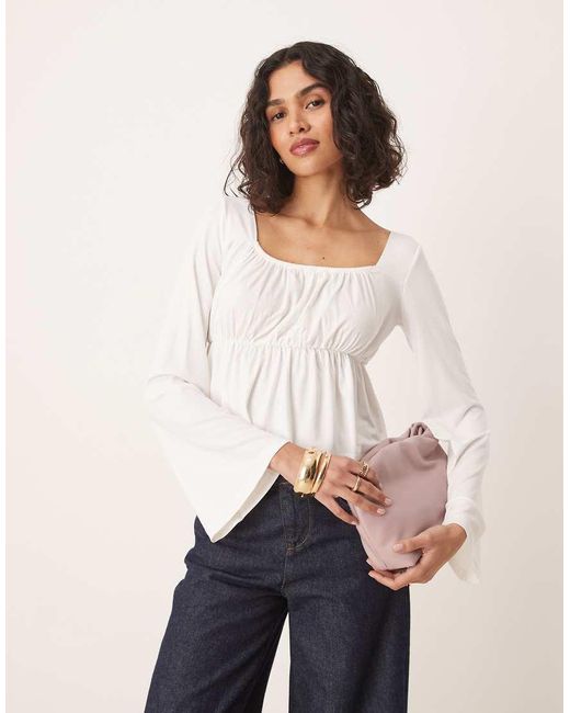 Top Blanco De Estilo Babydoll Con Mangas Acampanadas De ASOS de color White