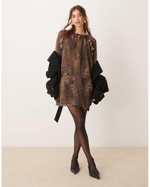 Robe courte en mousseline à manches ange avec imprimé léopard ASOS en coloris Brown