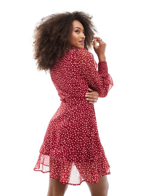 Robe portefeuille courte à pois tacheté et volants - cerise Wednesday's Girl en coloris Red