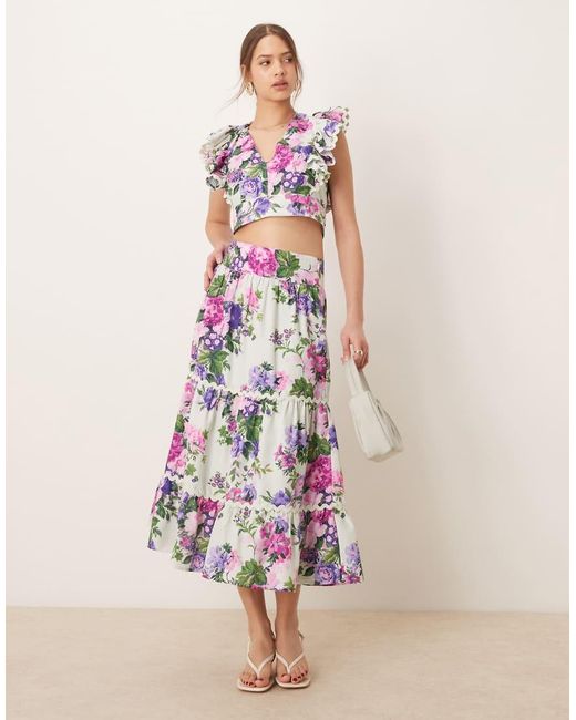 Crop Top Allacciato Sul Retro Con Maniche Con Volant A Fiori Multicolore di Hope & Ivy in Purple