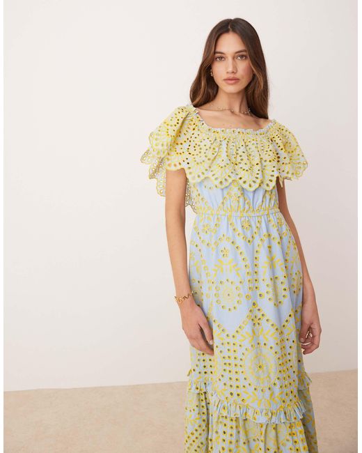 Robe mi-longue en broderie anglaise à encolure bardot Maya en coloris Multicolor