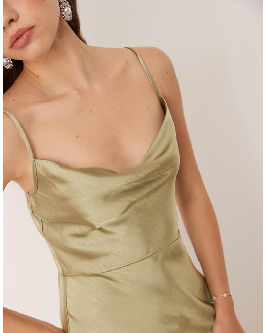 Keisha - l'invitée - robe longue satinée à col bénitier - olive Pretty Lavish en coloris Natural