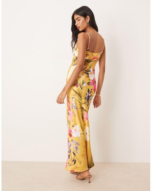 Asos desing - robe longue en satin à bretelles avec imprimé fleurs tropicales et coutures apparentes sur le buste ASOS en coloris Natural