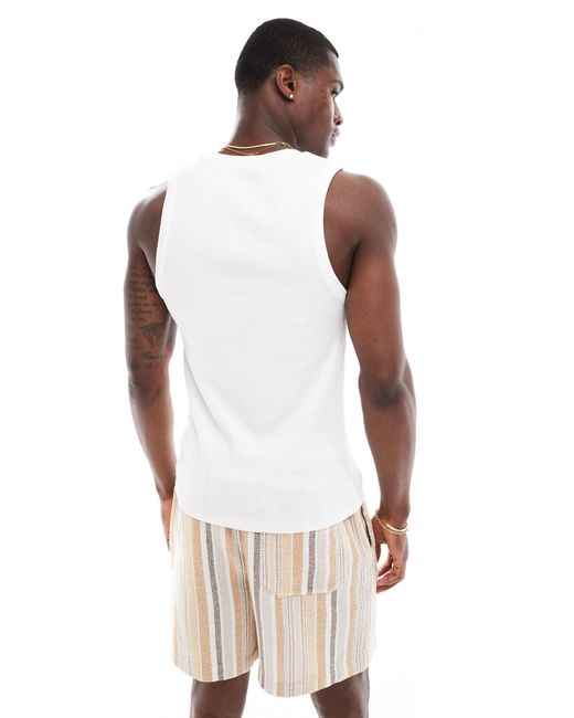 Camiseta blanca sin mangas ajustada ASOS de hombre de color Natural