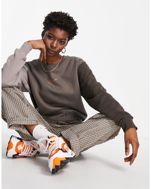 Sudadera y beis oscuro con diseño color block y logo metalizado Nike de  color Marrón - Lyst