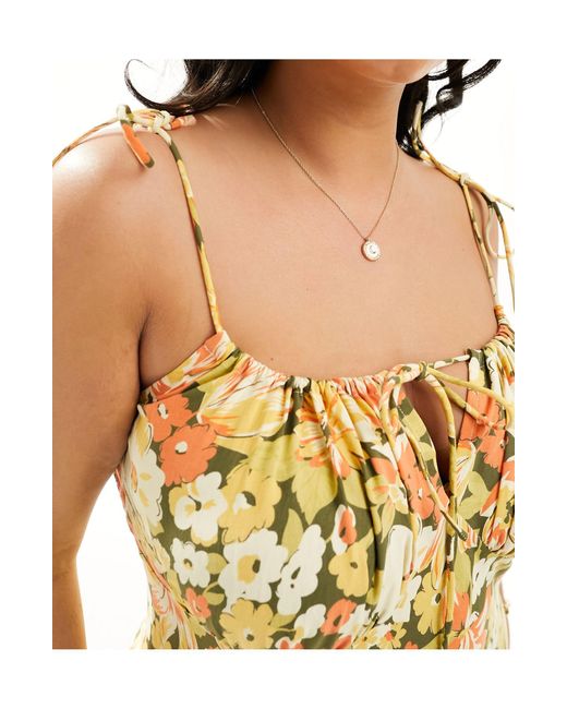 Vestido lencero largo color mostaza con estampado floral y pecho fruncido ASOS de color Metallic