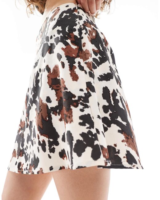 ONLY White – mini-skort mit kuhflecken-print