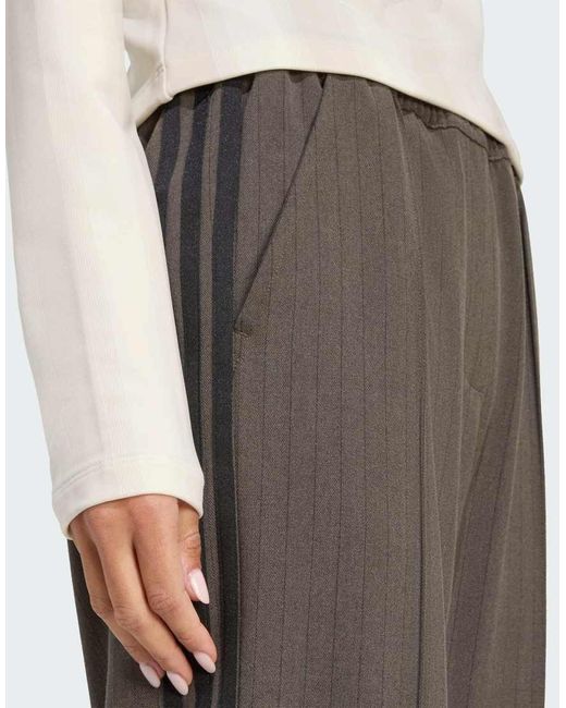 Top A Maniche Lunghe Sporco Con Zip Corta E Grafica Stile Calcio di Adidas Originals in White