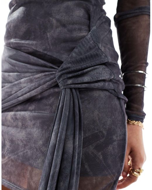 Robe courte en tulle à manches longues, encolure bardot, lien oversize et imprimé abstrait - gris ASOS en coloris Blue