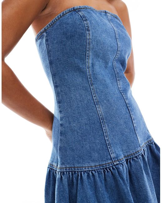 Robe mi-longue bandeau en jean avec taille basse cintrée - moyen ASOS en coloris Blue