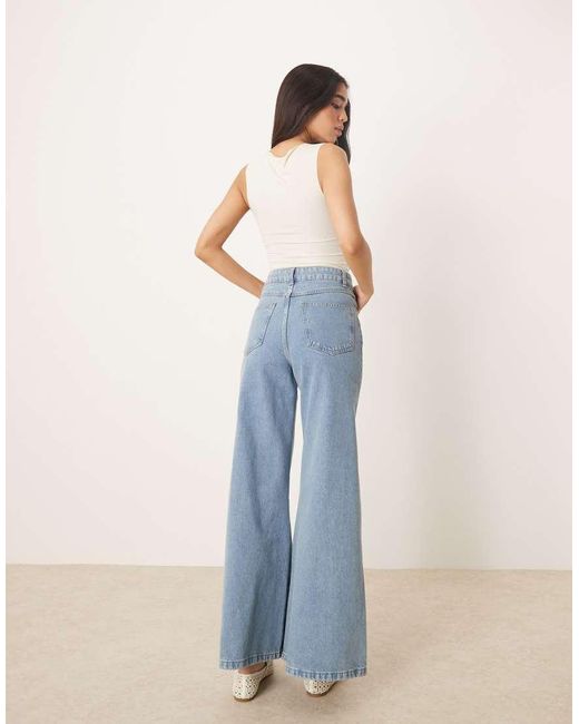 Vaqueros De Corte Acampanado Estilo Años 70 Y Diseño De Flores A Láser De ASOS de color Blue