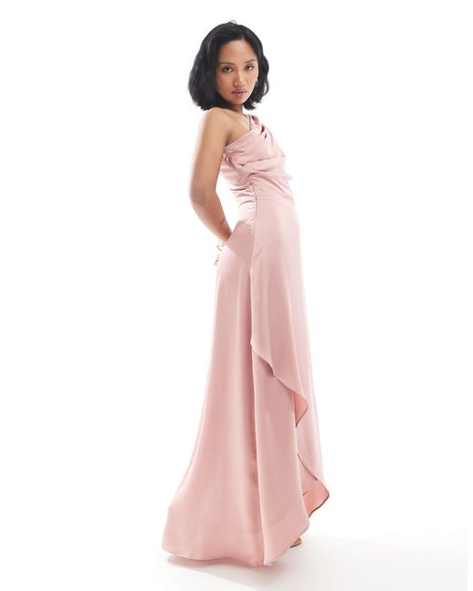 L'invitée - robe longue asymétrique en satin avec jupe portefeuille - vieux TFNC London en coloris Pink