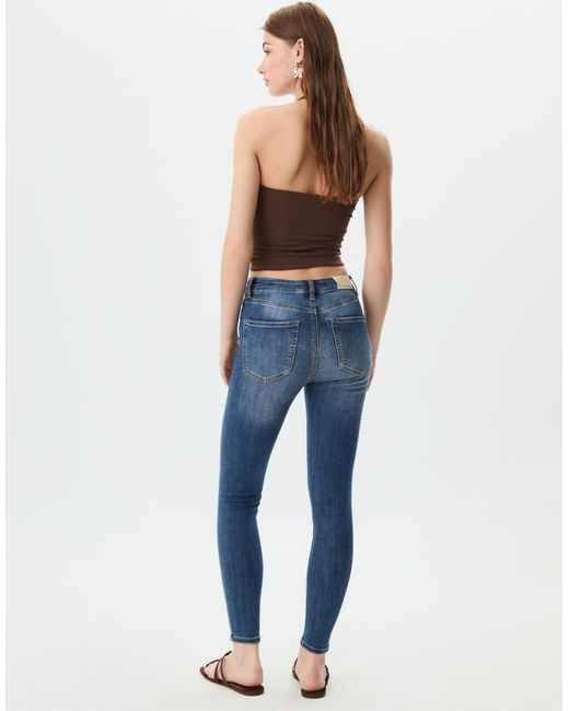 D07 di Stradivarius in Blue
