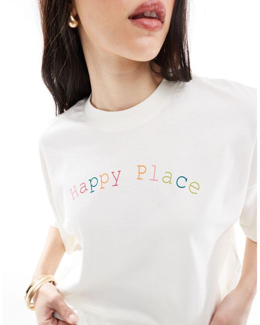 T-shirt corta bianca con stampa "happy place" di ONLY in White