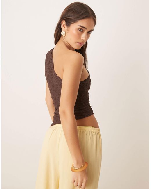 Top asymétrique en tissu texturé à ourlet asymétrique avec fronces - chocolat ASOS en coloris Brown