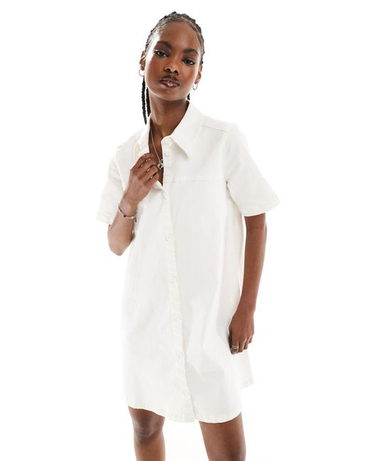 Robe chemise courte et boutonnée à col et manches courtes Monki en coloris White