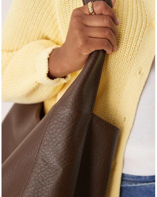 Bolso Tote Marrón Extragrande Granulado Con Diseño Semicircular De ASOS de color Brown