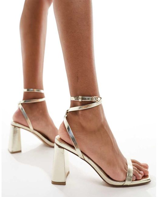 Sandalias Doradas Con Tacón De Bloque Y Diseño De Tiras Bia De Simmi London SIMMI de color Brown