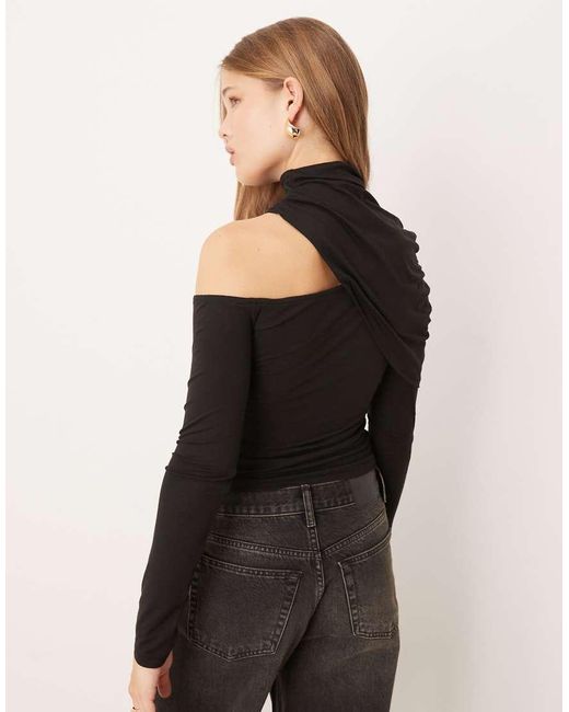 Top Con Cuello Alto Recortado Y Drapeado De ASOS de color Black