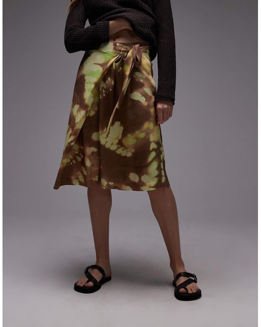 ASOS Brown – bermudashorts aus leinenmix mit gewickelter vorderseite und batikmuster