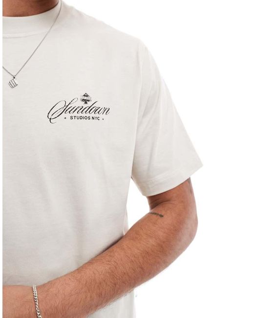 Camiseta Corta Con Estampado "Sundown Studios" De Cotton On-Beis Neutro Cotton On de hombre de color White
