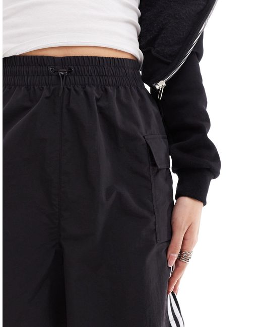 Pantaloncini cargo neri con tre strisce di Adidas Originals in Black
