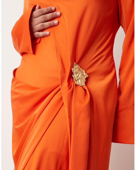 Curve - robe longue drapée à manches longues avec détail en métal effet fondu ARRANGE en coloris Orange