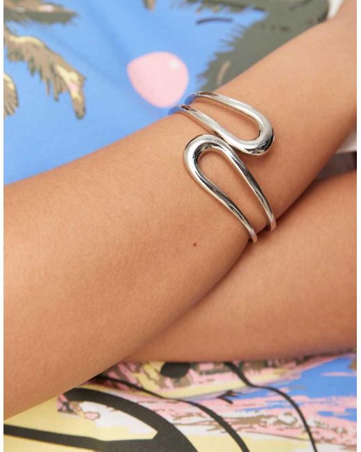 Bracciale Rigido Con Design Aperto Avvolgente di ASOS in Blue