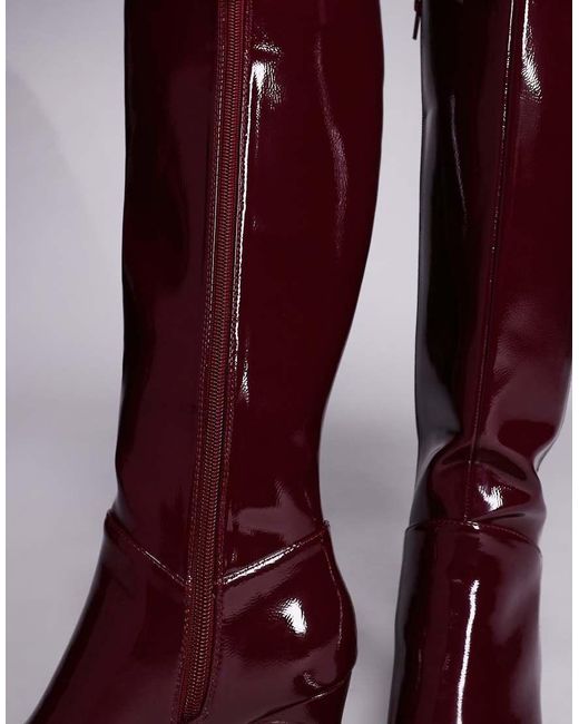 Botas Por La Rodilla Burdeos De Tacón Con Puntera Cuadrada Pose De -Rojo Public Desire de color Purple