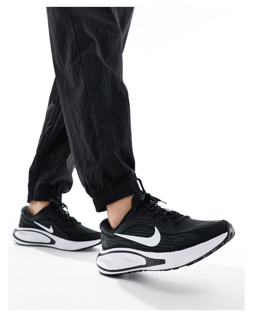 Journey run - sneakers bianche e nere di Nike in Black