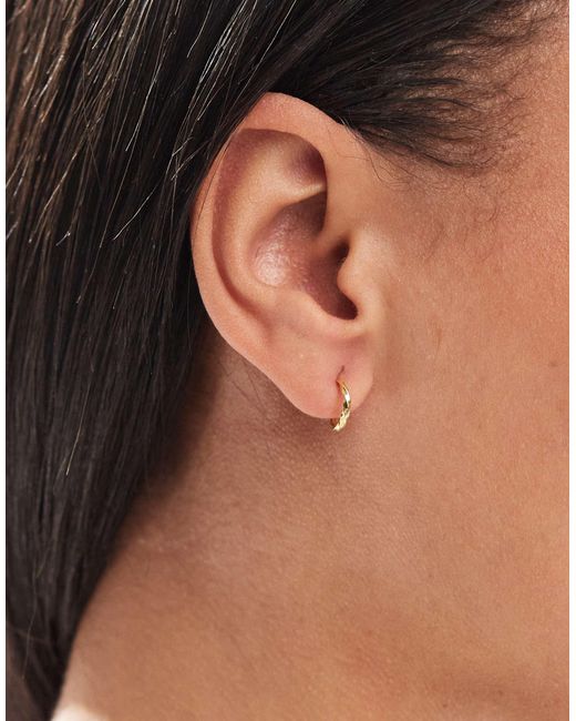 Kingsley Ryan Brown – vergoldete kleine creolen mit verdrehtem design, 10 mm