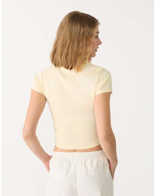 T-Shirt Basic Slim Gialla A Righe di Stradivarius in Natural