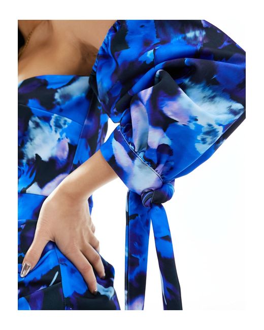 Vestido corto azul con escote bardot y estampado floral True Violet de color Blue