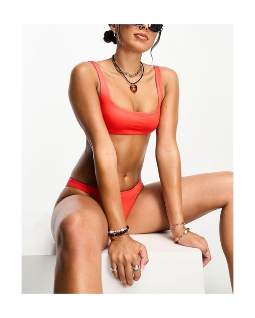 Sand - top bikini sportivo lucido di Weekday in Red