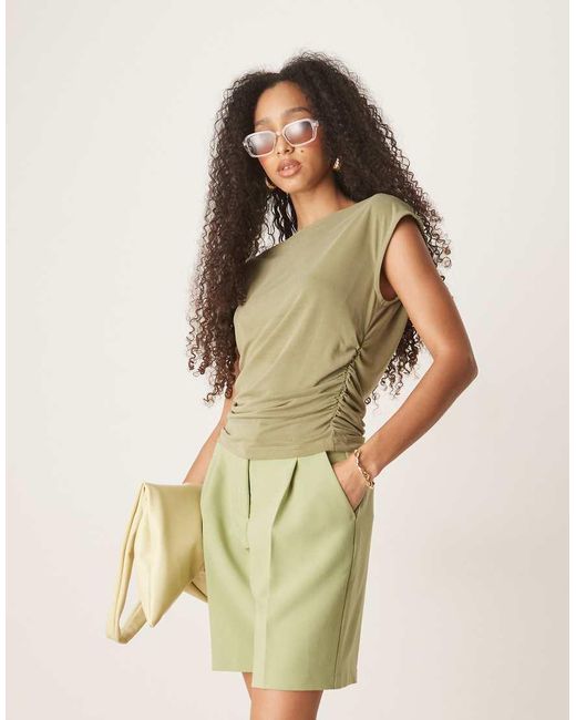 Top Salvia Arricciato Sul Lato E Con Scollo Dritto di ASOS in Natural