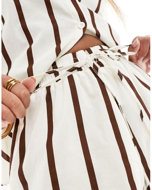X hannah brown - short d'ensemble en lin à rayures - beige In The Style en coloris White