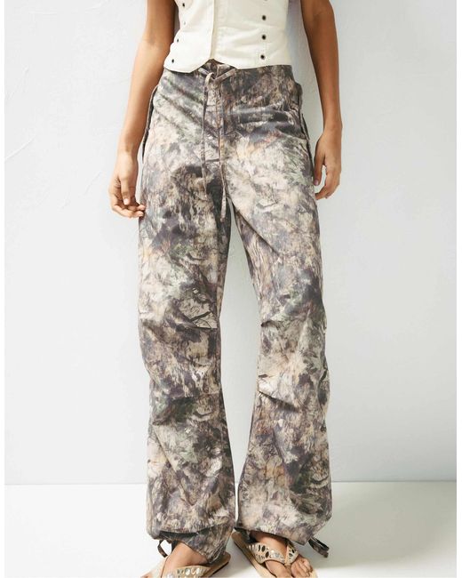 Pantalon parachute à imprimé feuillage Pull&Bear en coloris Brown