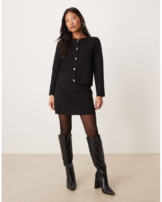 Vila Black – gerippte strickjacke