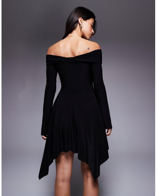 Exclusivité - - robe courte double épaisseur près du corps à encolure bardot rabattue et ourlet en pointe Kaiia en coloris Blue
