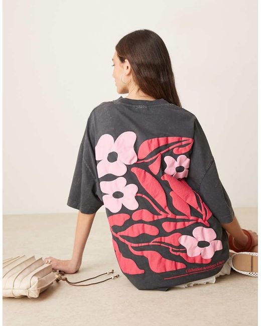 Camiseta Lavado Extragrande Con Estampado En Relieve De Flores Rosas De ASOS de color Red