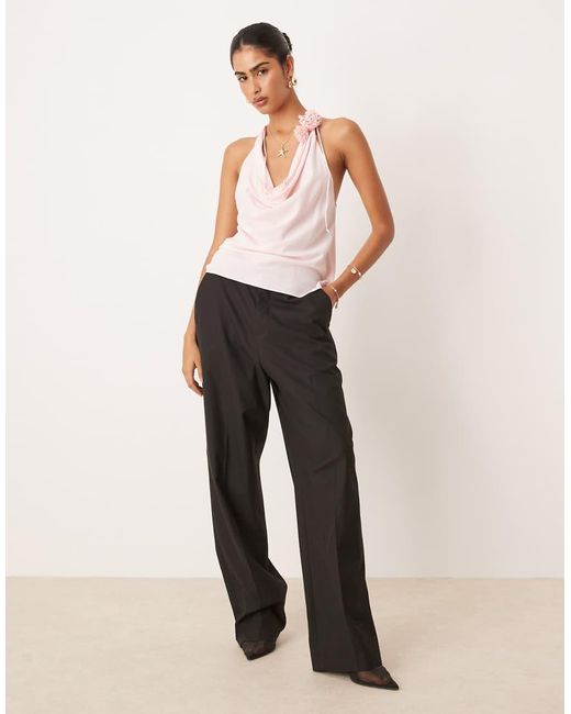 Top Drappeggiato E Allacciato Al Collo Tenue A Fiori 3D di Mango in White