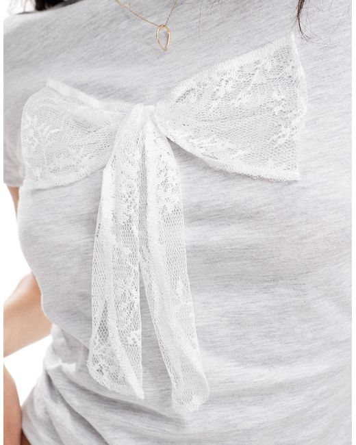 T-shirt grigia con fiocco di Miss Selfridge in White