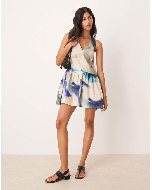 Robe courte à taille basse et dos nu en voile avec imprimé abstrait - bleu ASOS en coloris Blue
