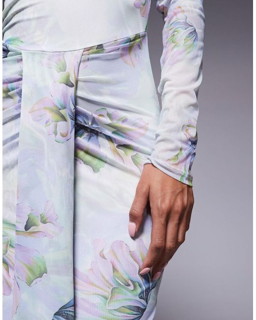 Robe longue en tulle à fleurs et détail drapé avec manches longues, dos ouvert et encolure bateau ASOS en coloris Blue